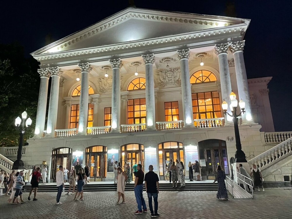 С Днём Театра!