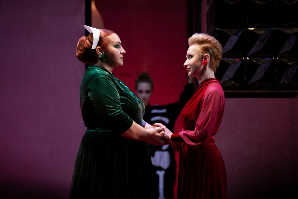 Театр попрощался со спектаклем «Восемь любящих женщин»