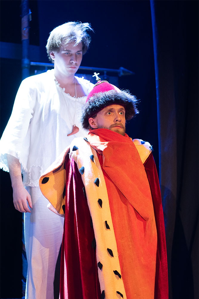 Самодержцы и шуты