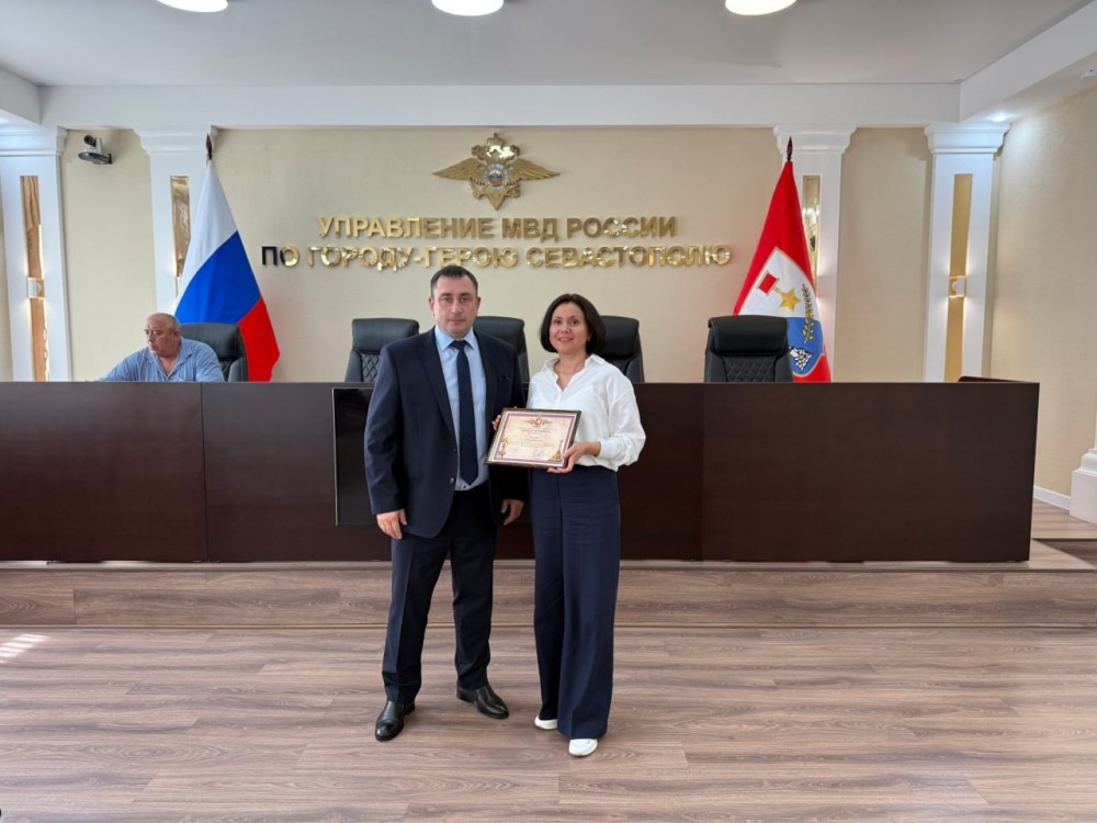 В Севастопольском УМВД наградили директора театра