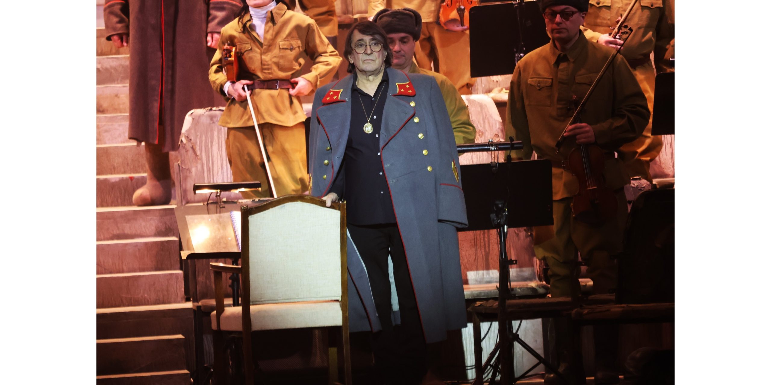 «Живые и мертвые. Солдатами не рождаются»