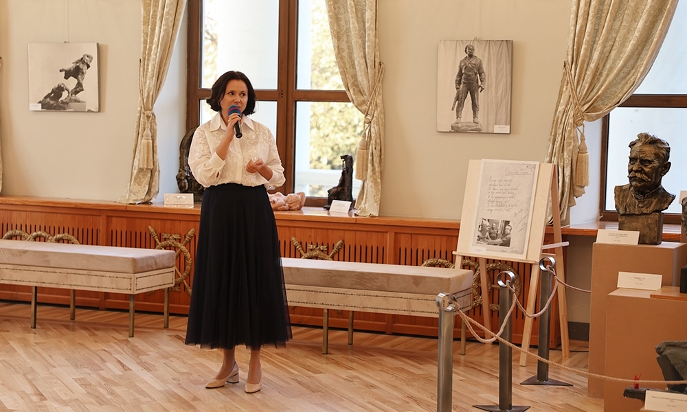 Выставка к 90-летию Станислава Чижа открылась в зрительском фойе театра.