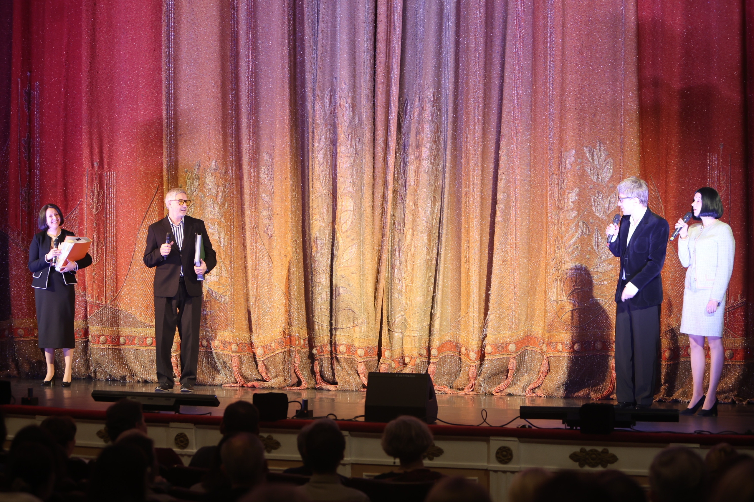 Праздничный вечер в День Театра